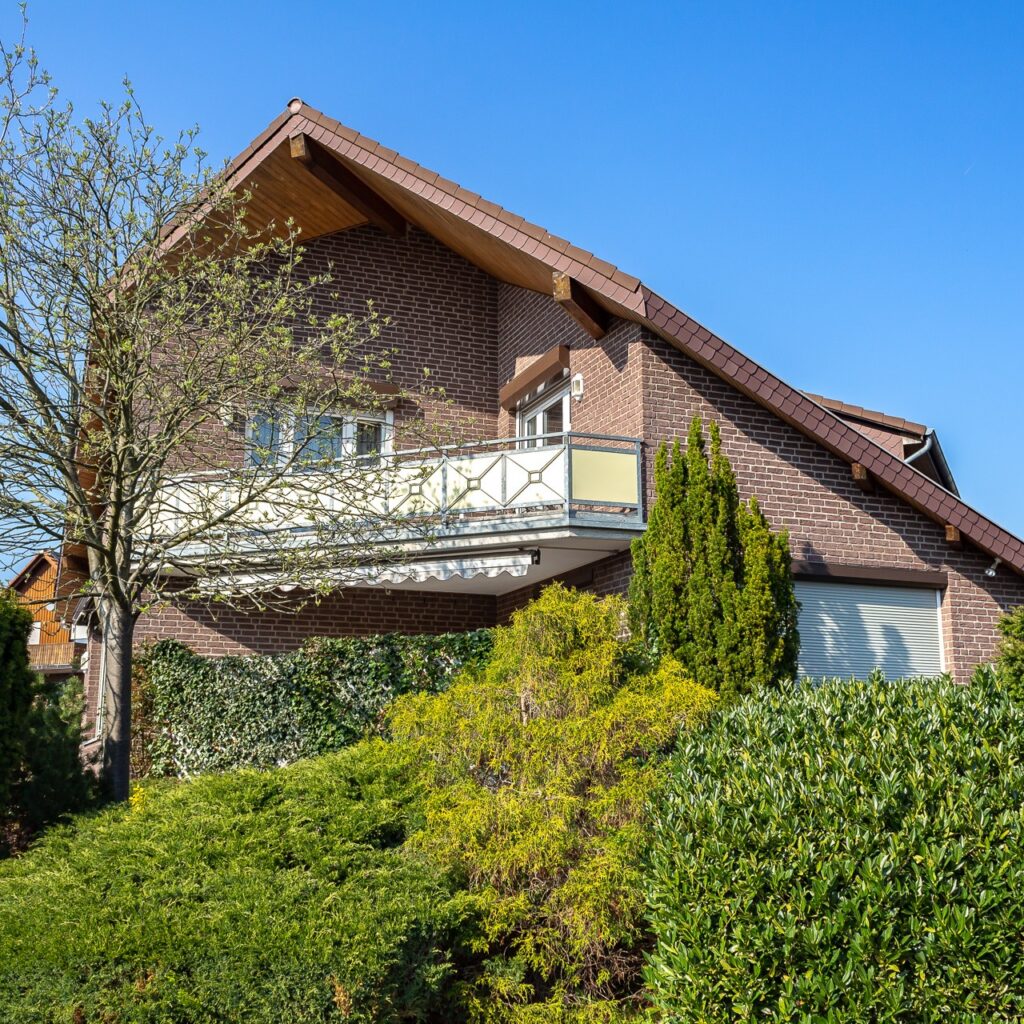 Architektenhaus in Bad Münder mit Klinkerfassade, Satteldach und Balkon