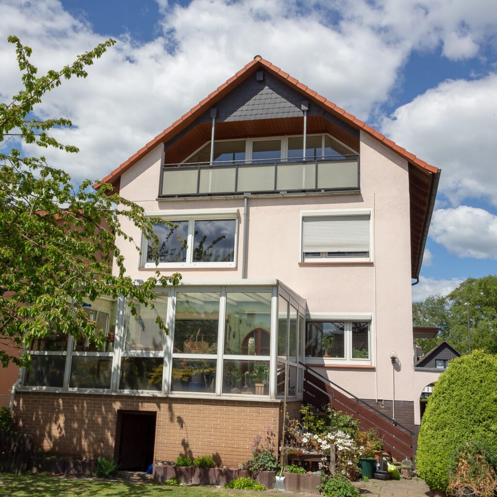Dreifamilienhaus in Langenhagen mit Wintergarten und Balkon im Dachgeschoss