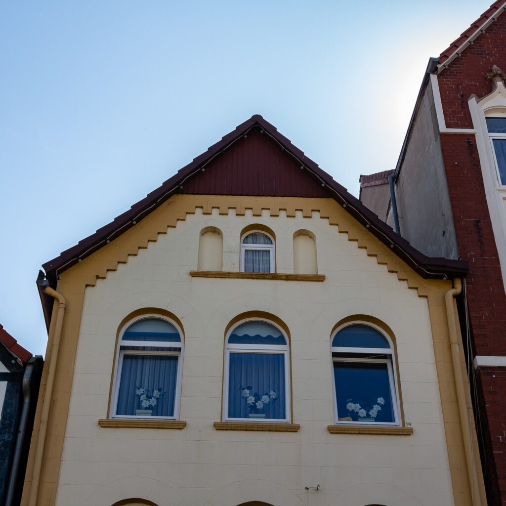 Giebel des Wohn- und Geschäftshauses in der historischen Altstadt von Bad Münder