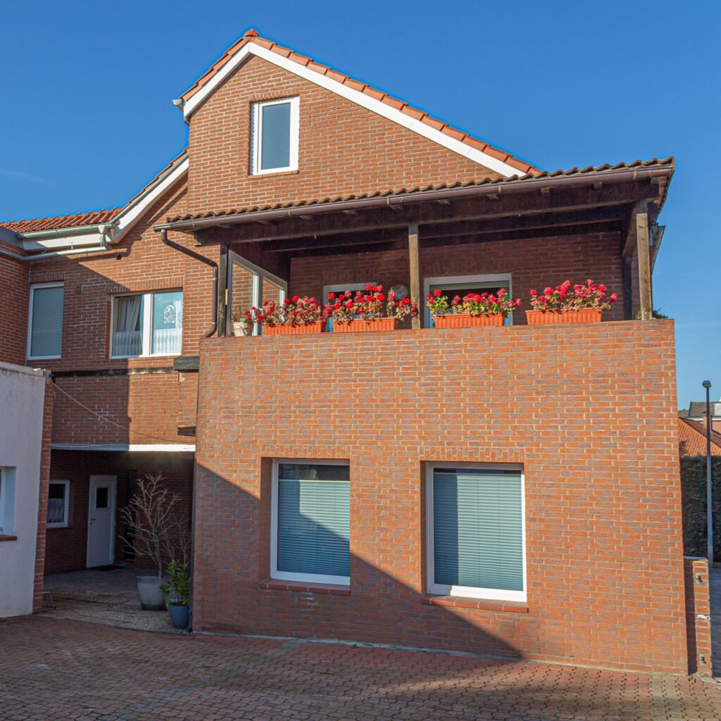 Zwei- bis Dreifamilienhaus in der Innenstadt von Wunstorf mit Klinkerfassade und Balkon